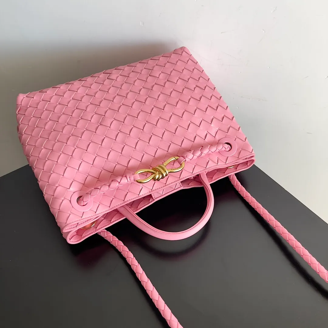 The 2023 new Andiamo batch of 2260 BV has been shipped‼ ️Really popular🔥The new Andiamo woven handbag launched by Bottega Veneta this season is really popular all over the world! ! Celebrities at home and abroad have worn it, and Oscar-winning actress Michelle Yeoh has taken it out on the street. Song Jia, Trai Yara, Yu Feihong, Sanji Ayaka, Rosie Hunting-Whiteley, Yoshioka Riho, etc. have all picked up this bag. It is classic and versatile, showing off its temperament, and the bag capacity is also large, which is very convenient for daily commuting! ! A variety of carrying methods, the shoulder straps can be adjusted by yourself, the original lambskin feels soft and delicate, and the unisex style breaks the gender boundaries and brings a more practical and long-lasting use experience. Andiamo, which has both elegant and casual styles, perfectly interprets the true appearance of "fashionable old money style". Style number: 743572 Size: 32*24*12